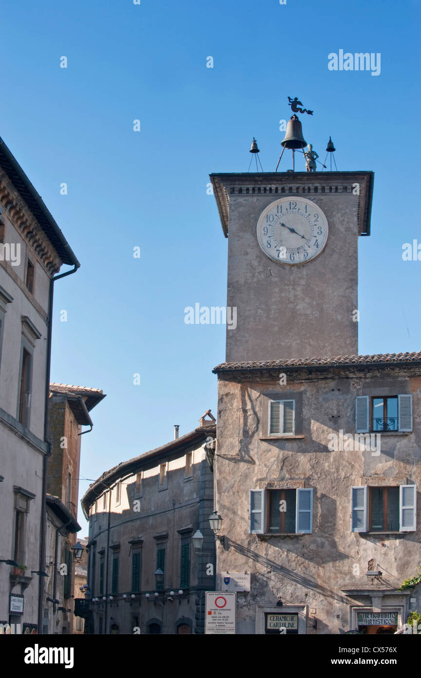 Europa, Italien, Umbrien, Orvieto, Uhrturm am Zentralplatz Stockfoto