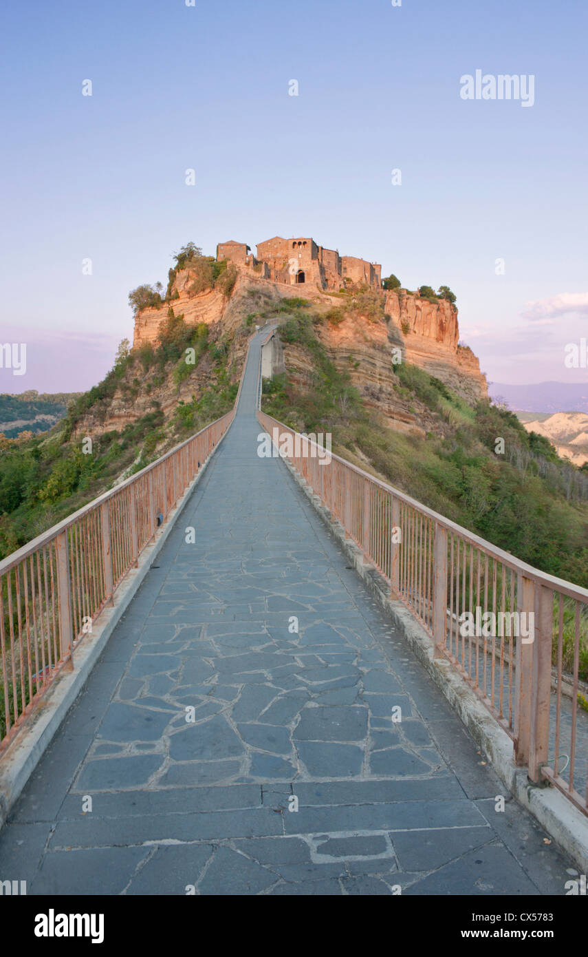 Europa, Italien, Umbrien, Civita, Brücke zur Altstadt bei Sonnenuntergang Stockfoto
