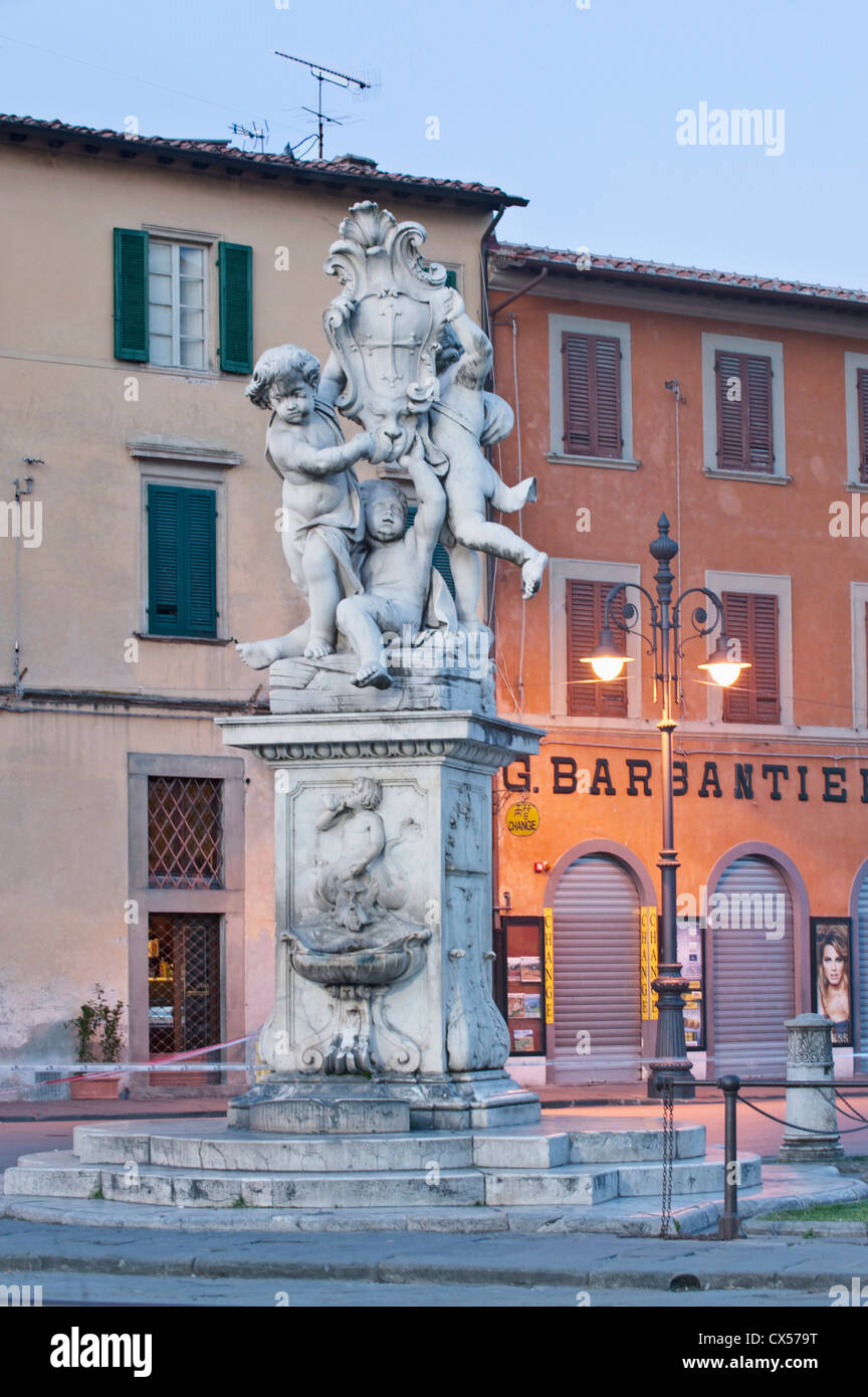 Europa, Italien, Toskana, Pisa, Statue am Domplatz (Piazza del Duomo) Stockfoto
