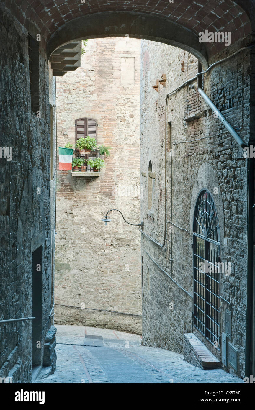Europa, Italien, Umbrien, Todi, historisches Viertel Gasse mit italienischer Flagge Stockfoto