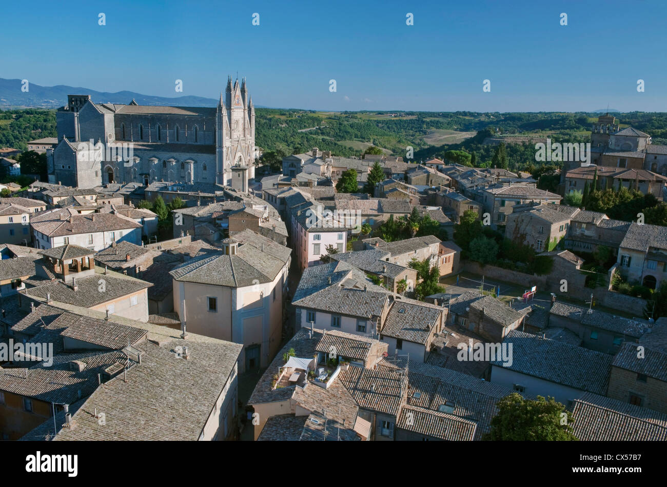 Europa, Italien, Umbrien, Orvieto, Orvieto Kathedrale (Duomo) und Stadt von Torre del Moro Stockfoto