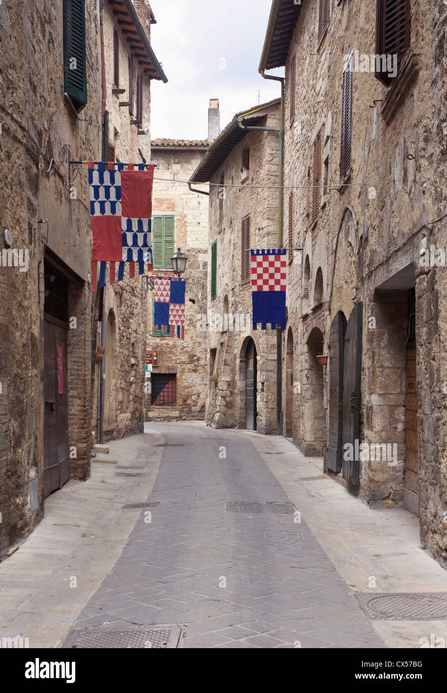 Europa, Italien, Umbrien, San Gemini, Street im historischen Bezirk eingerichtet für Ritterturniere Festival Stockfoto