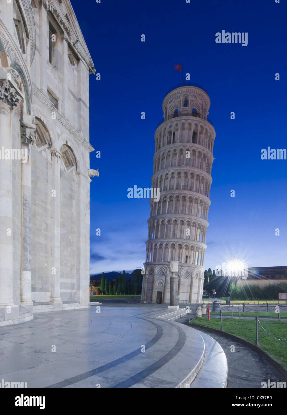 Europa, Italien, Toskana, Pisa, Dom-Platz (Piazza del Duomo) schiefen Turm von Pisa (Torre di Pisa) im Morgengrauen Stockfoto