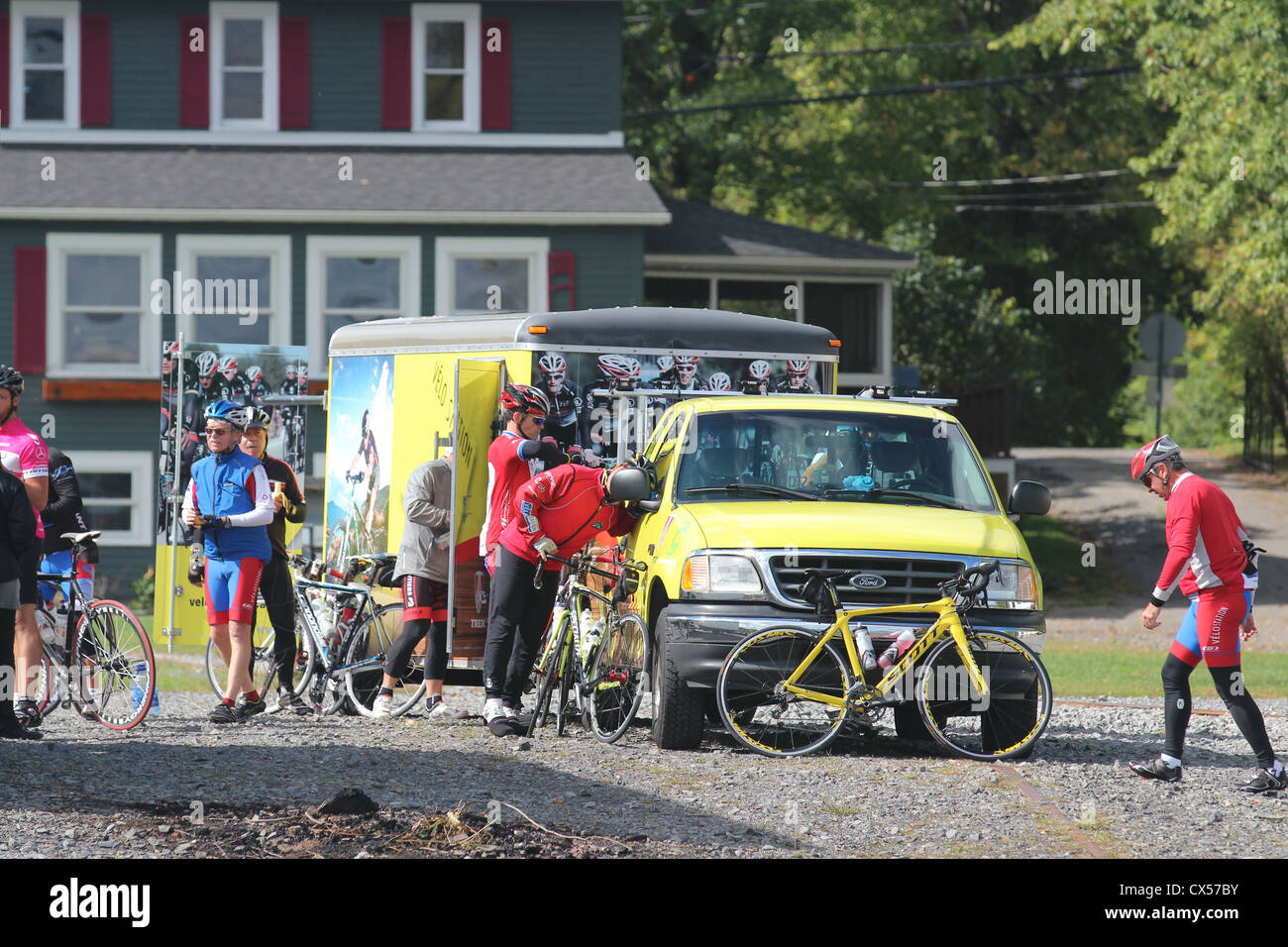 LKW für Fahrrad Reise Unternehmen zu unterstützen Stockfoto
