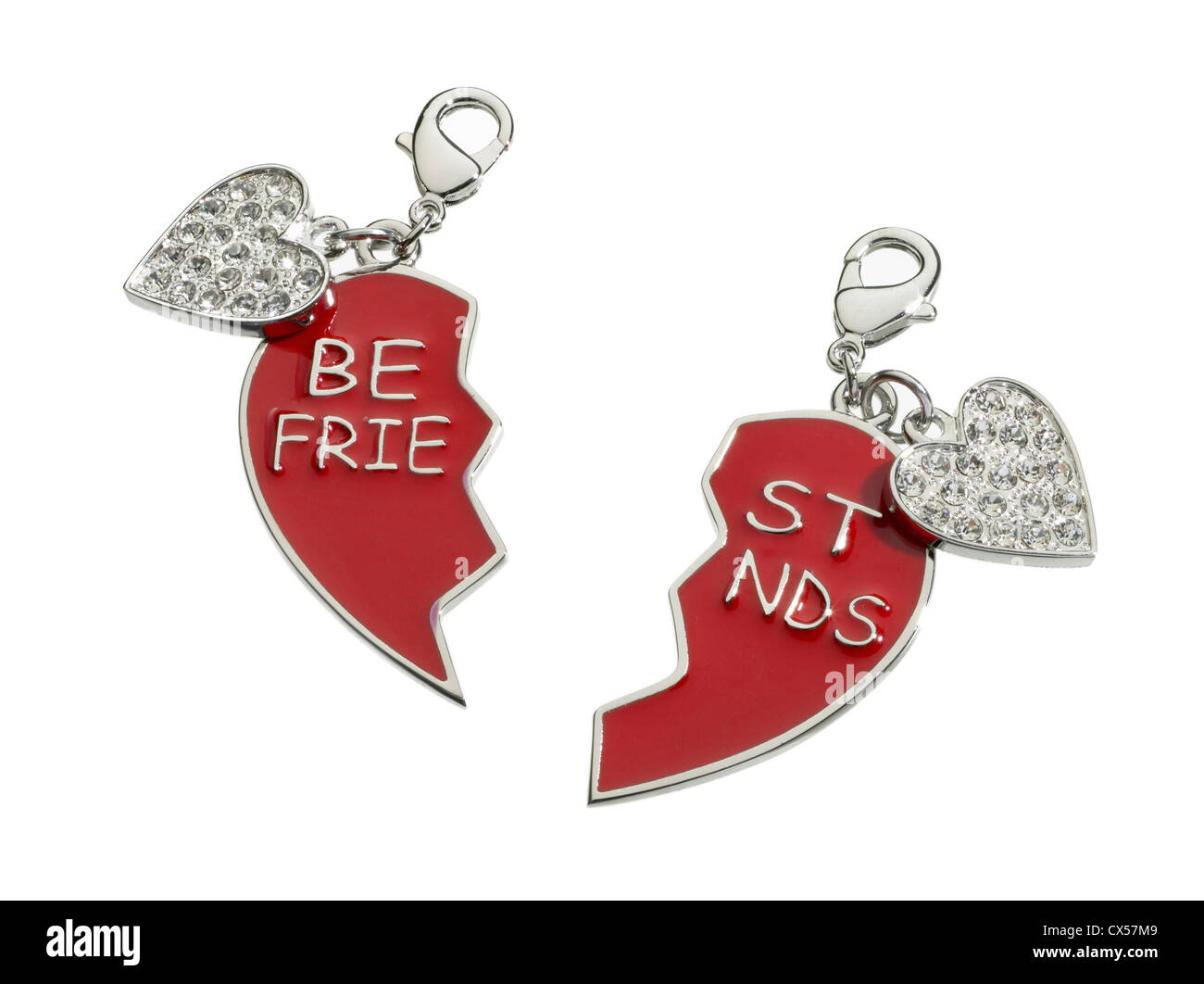 Silber und Rot Herz best Freunde Schlüsselanhänger in zwei Stücke auf weißem Hintergrund fotografiert Stockfoto