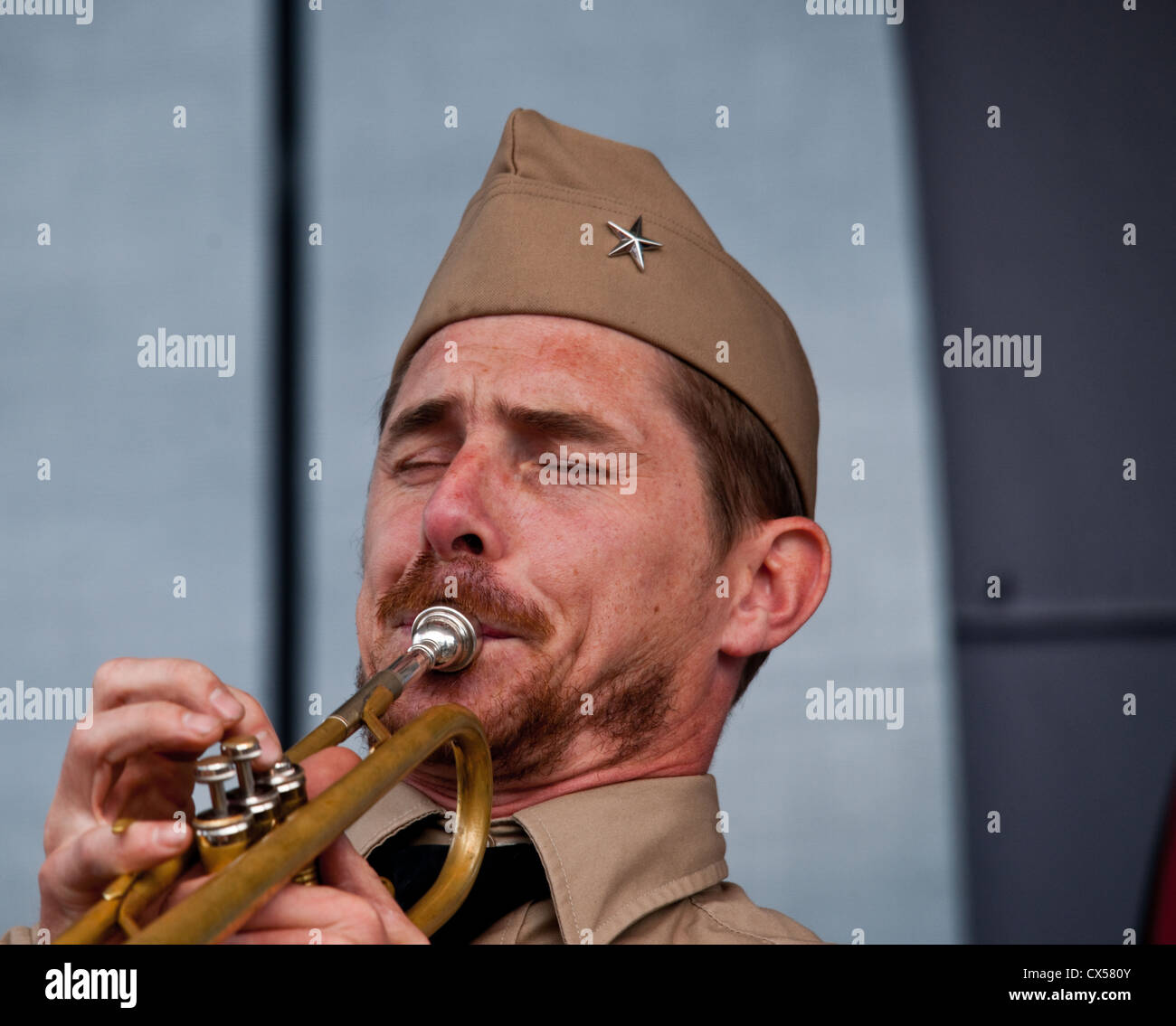 Der Lead-Sänger und Trompeter in eine Jazzband spielt live-Musik Stockfoto