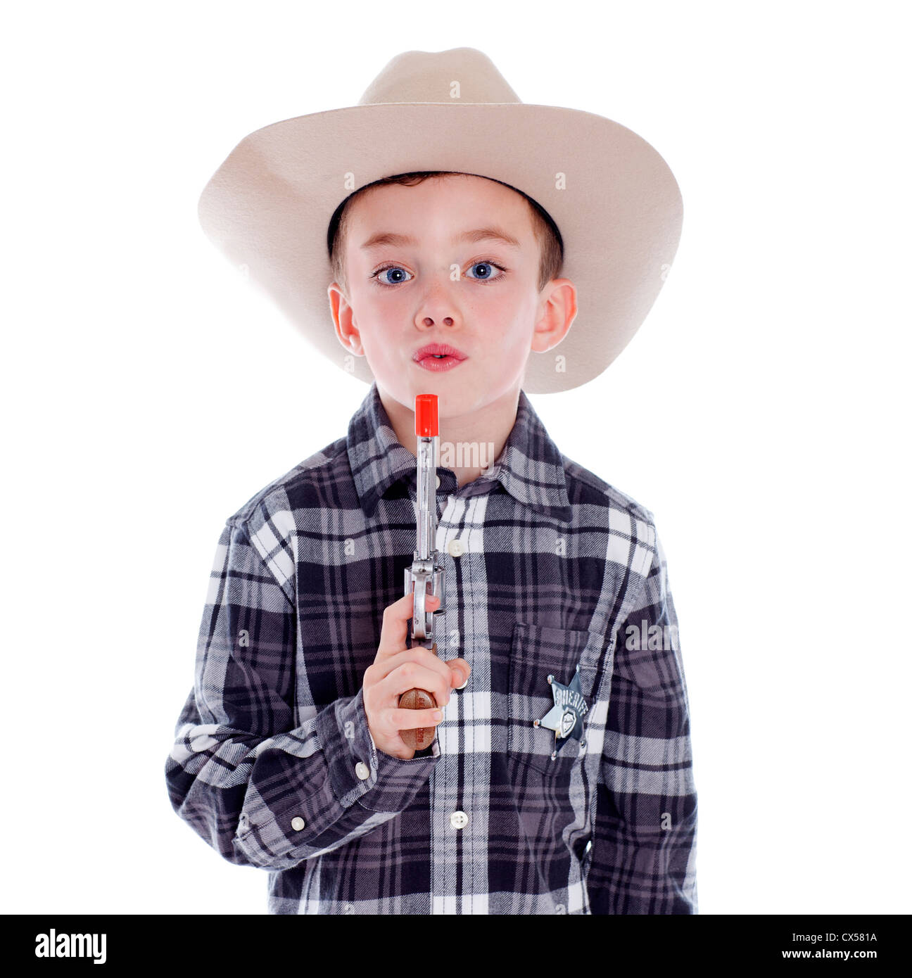 Kleiner Junge gekleidet wie ein Cowboy mit Gewehr Stockfoto