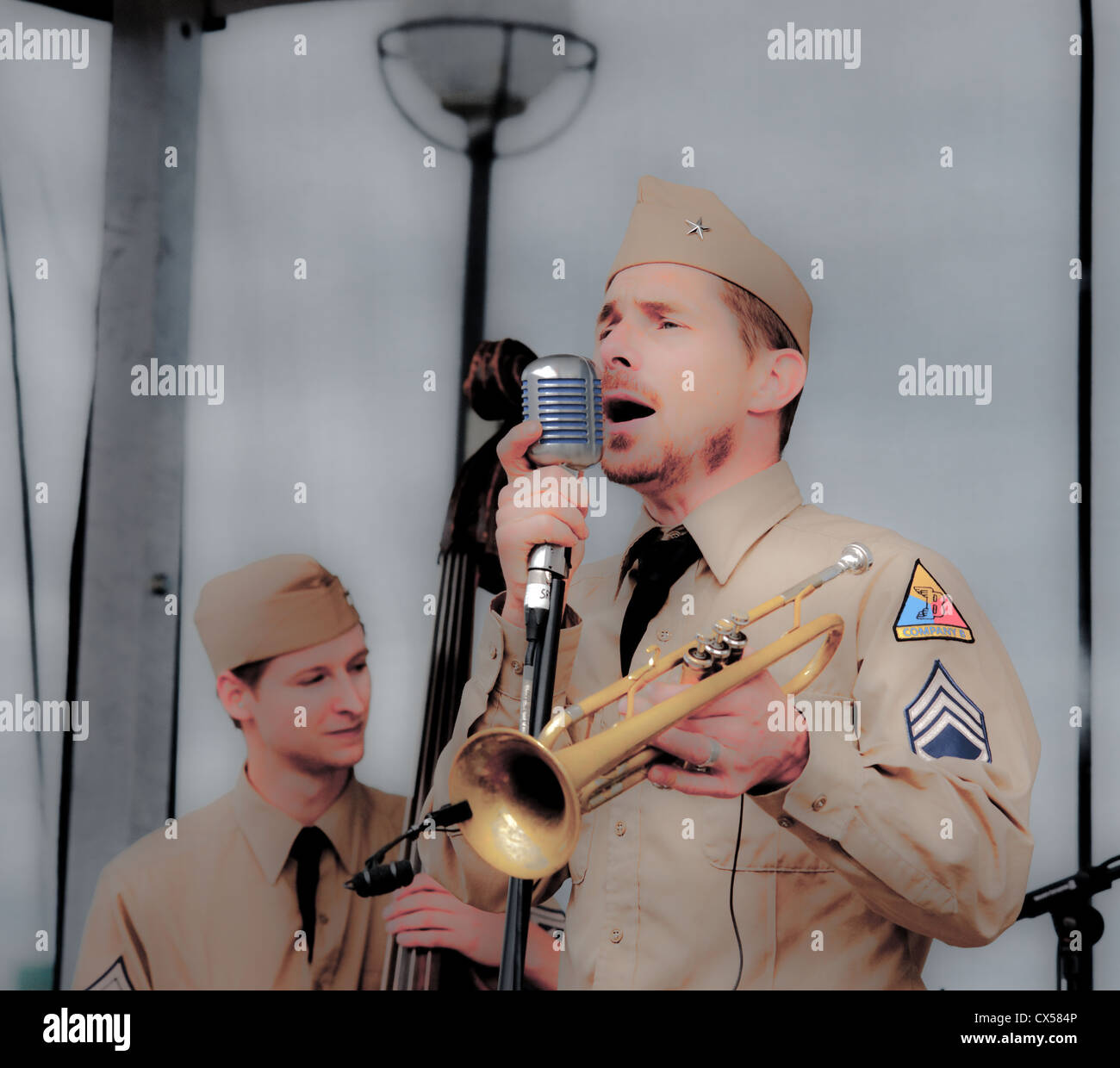 Der Lead-Sänger und Trompeter in eine Jazzband spielt live-Musik Stockfoto