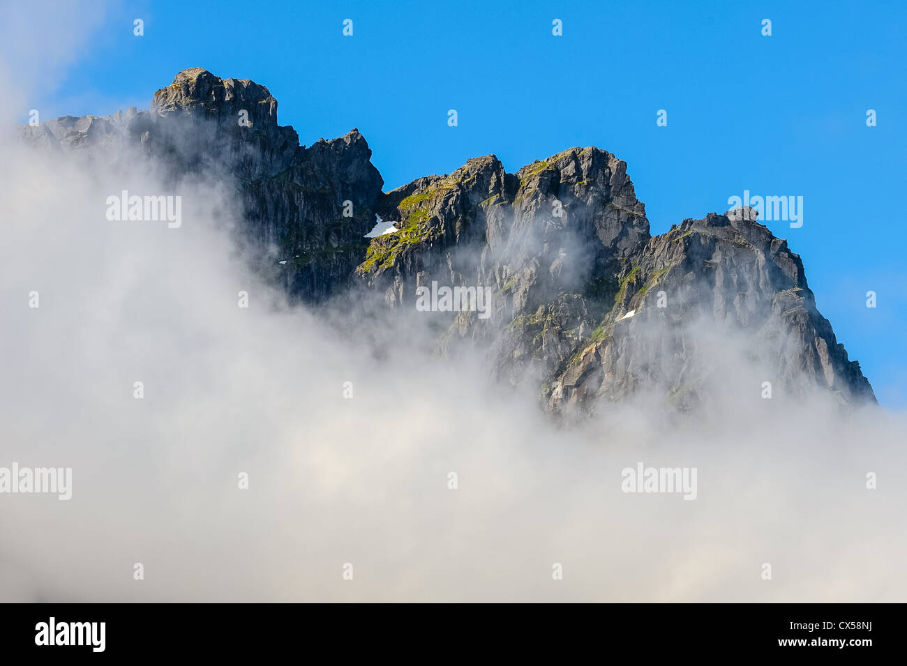 Norwegen, Lofoten. Berggipfel in der Nähe von Nusfjord. Stockfoto