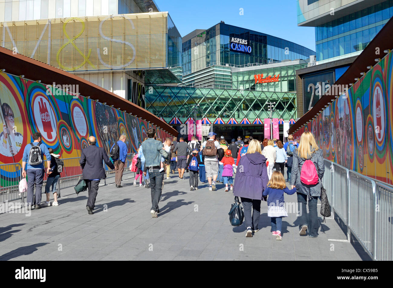 Zuschauer & Shopper auf Steg führt zu den Westfield Shopping-Malls & London 2012 Olympische Park-Eingang Stockfoto