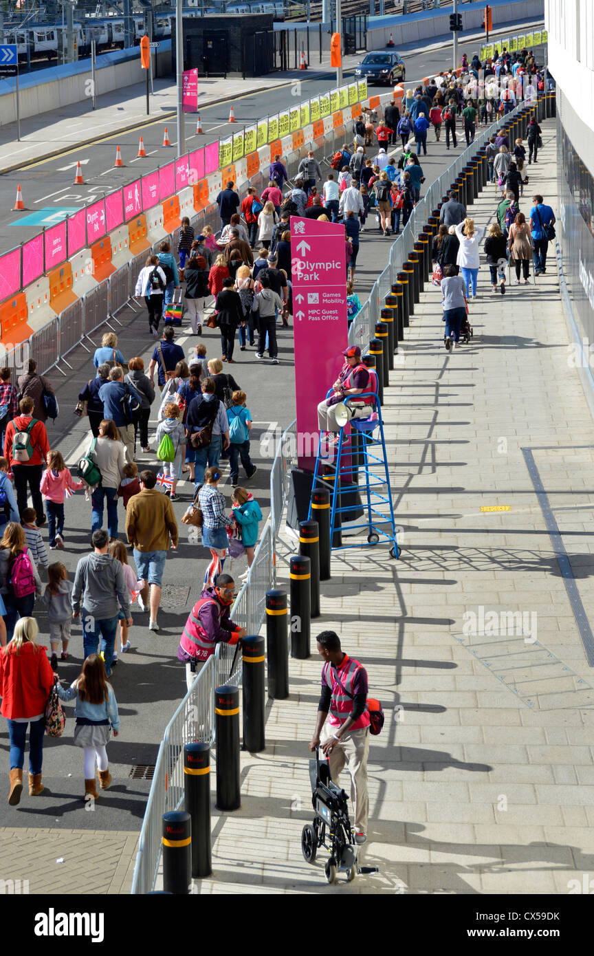 Zuschauer, die für die Paralympischen Spiele in London 2012 Olympische Park Eingang Richtung Stockfoto