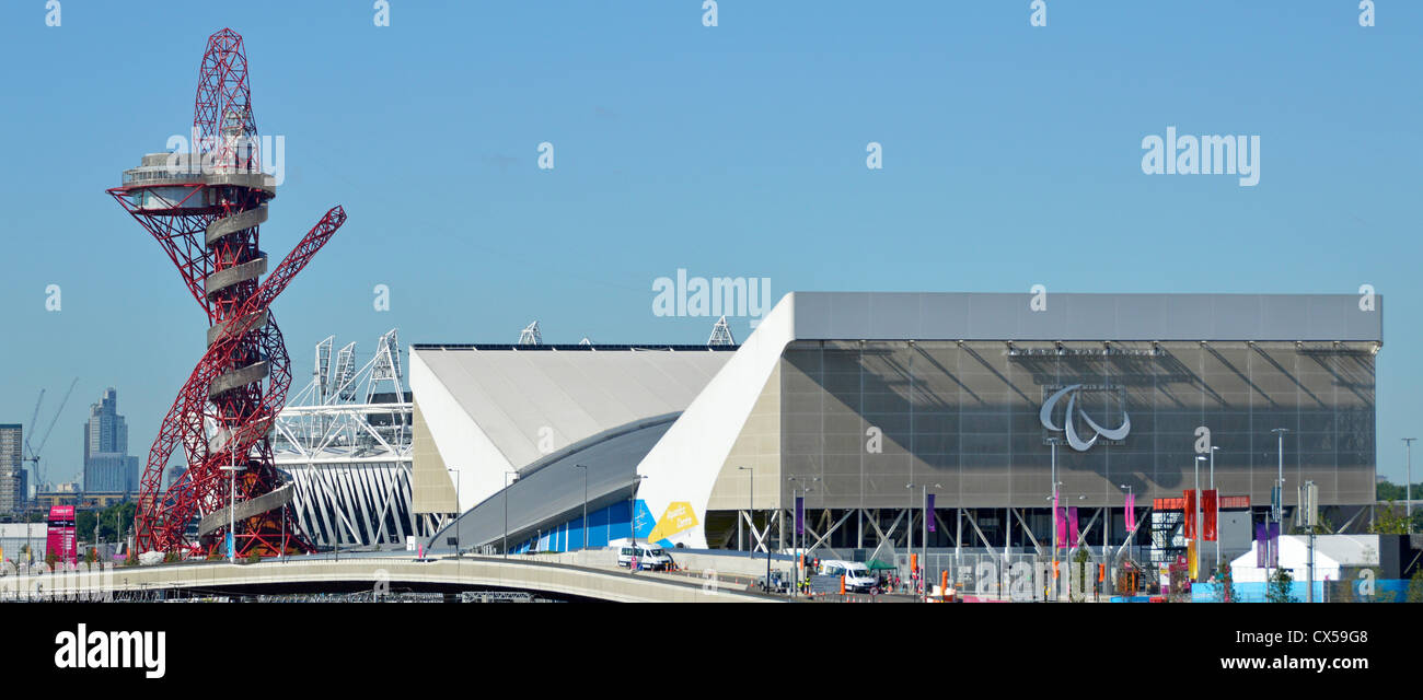 London 2012 Olympic Park vista mit Orbit Tower, Teil des Hauptstadions und das Logo der Paralympischen Spiele auf dem Aquatics Center temporäre Tribünen Newham UK Stockfoto