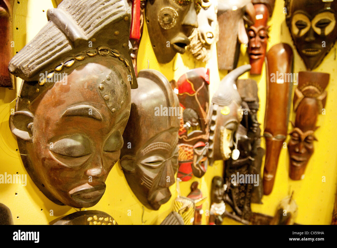 Aus Holz geschnitzte Masken zum Verkauf, Stone Town, Sansibar Afrika Stockfoto