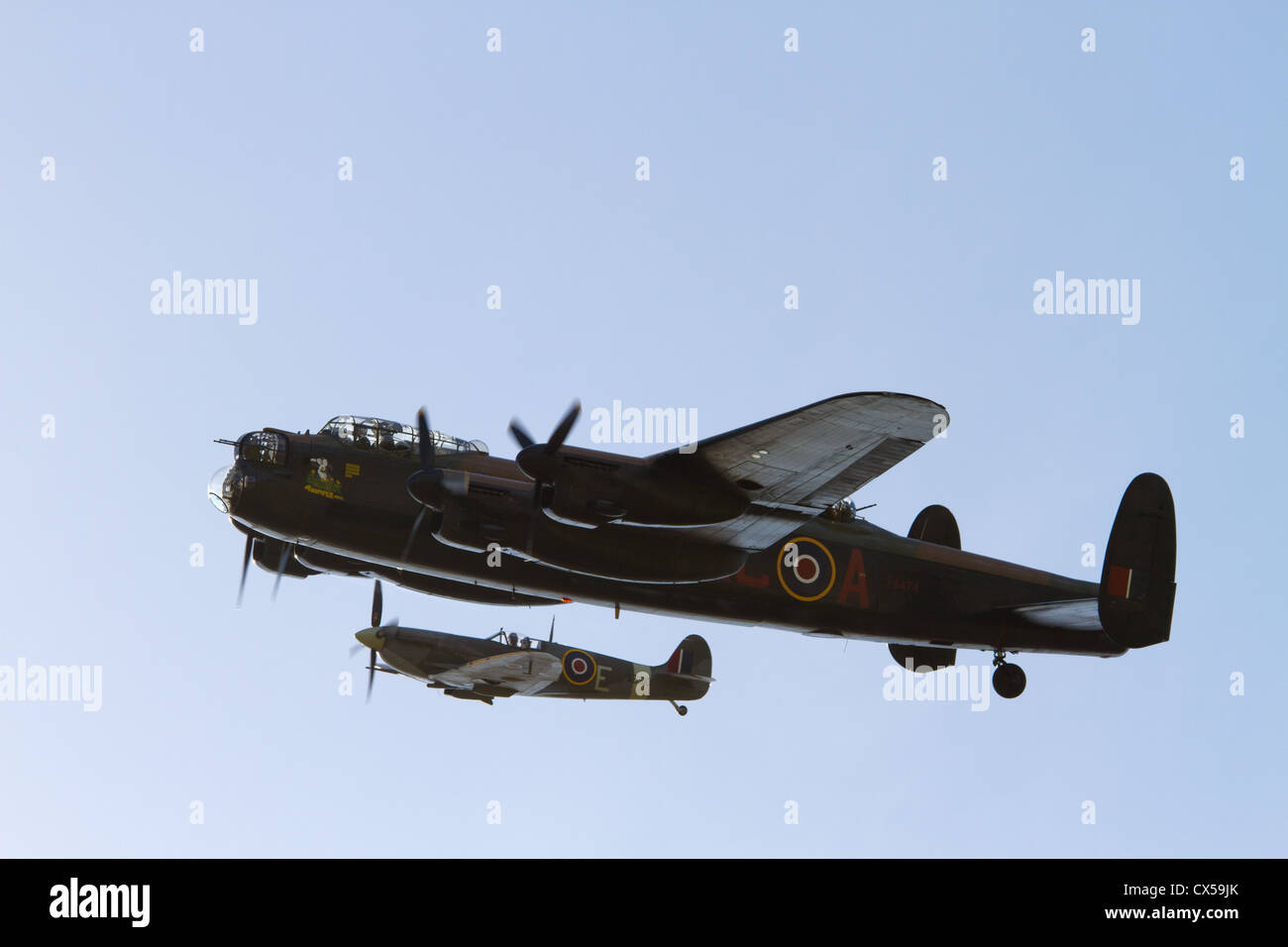 Lancaster und Spitfire beim Goodwood Revival Stockfoto