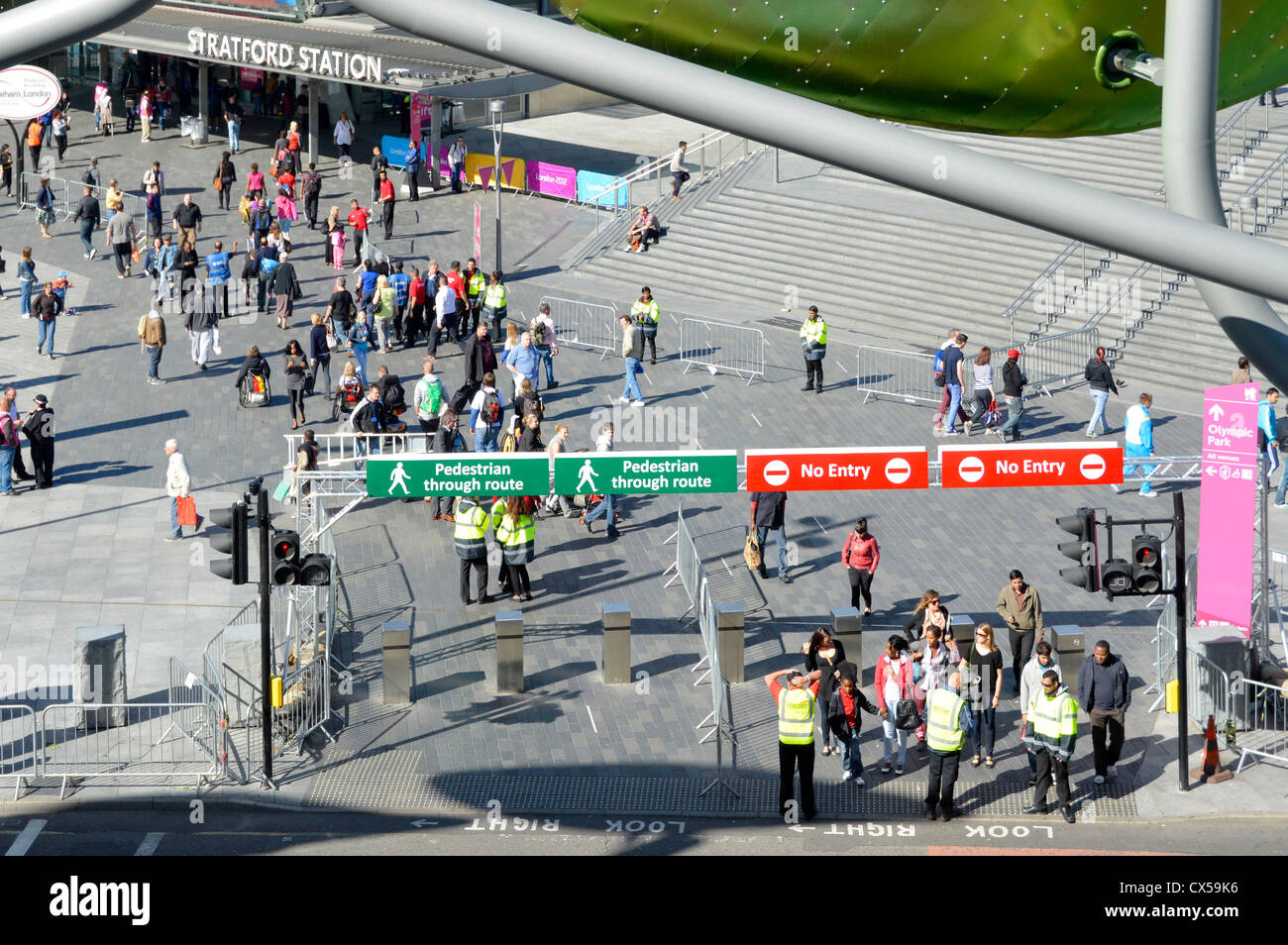Blick von oben auf die Fußgängerzone Crowd control über stark befahrene Straße außerhalb der Bahnhof Stratford London 2012 während der Olympischen Spiele und die Paralympics Großbritannien Stockfoto