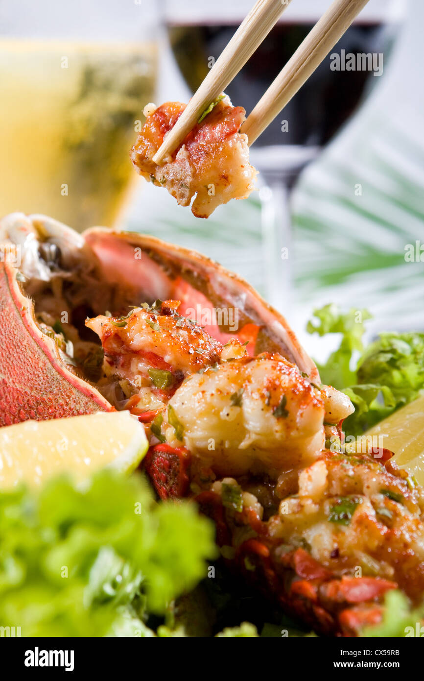gekochten Hummer mit Stäbchen zu essen Stockfoto