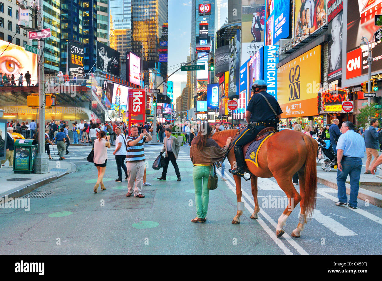 Touristen und Polizei am Times Square. Stockfoto