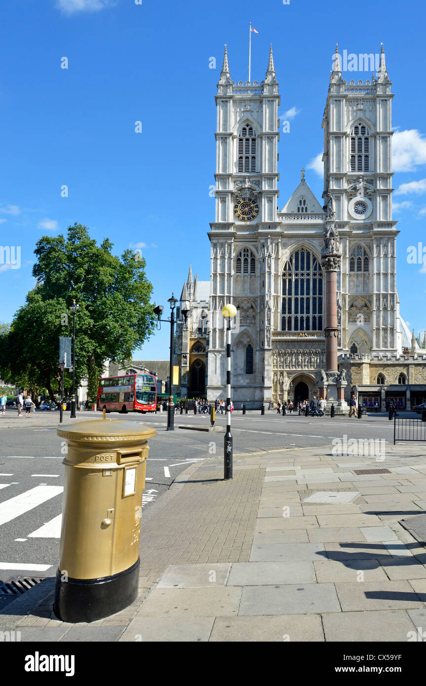 Royal Mail-Briefkasten bemalt Gold für Pressevorstellung nationale Regelung zur Belohnung Heimatstädte der Olympiasieger zu fördern Stockfoto