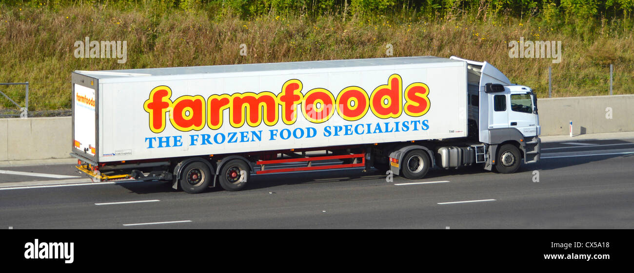 Seitenansicht Lebensmittel Tiefkühlkost Supermarkt Kette Einzelhandel Geschäft Lieferketten LKW und Werbung auf Anhänger fahren auf der britischen Autobahn Stockfoto