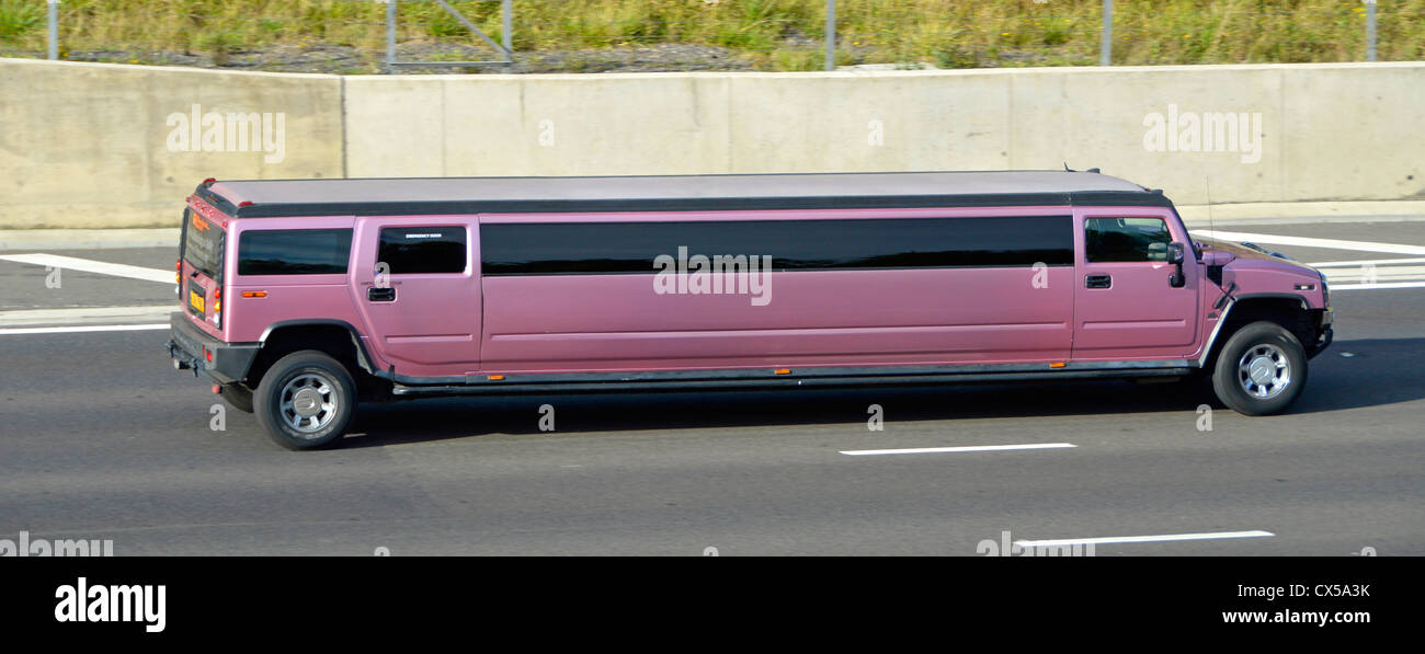 Seitenansicht der langen Luxus-Stretch-Limousine mit getönter Dunkelheit fenster bei Geschwindigkeit Fahren auf der Autobahn M25 Autobahn Essex England VEREINIGTES KÖNIGREICH Stockfoto