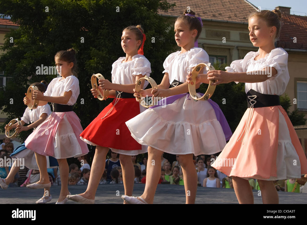 Elk190-3075 Ungarn Eger im freien Tanzschule show mit jungen Mädchen in Tracht mit Tamburin Stockfoto