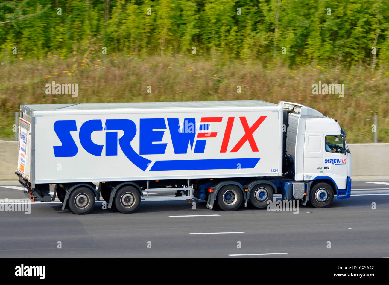 Schrauben Sie Fix Shop Lieferung Anhänger und LKW fahren über UK Autobahn (eine Tochtergesellschaft von Kingfisher plc) Stockfoto