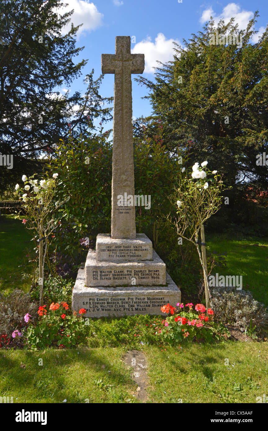 Kriegerdenkmal St. Nikolaus Pfarrkirche Friedhof im Dorf Pluckley in der TV-Serie Die Darling Buds Mai Kent England UK empfohlene Stockfoto