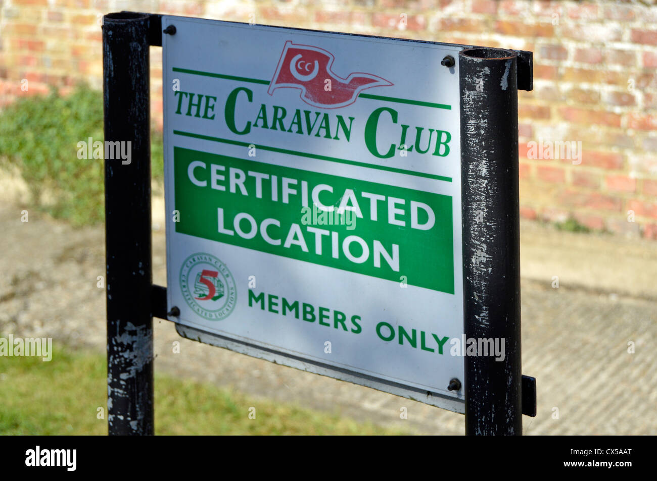 Zeichen für Caravan Club zertifizierten Standort erlaubt bis zu 5 Caravan Club Mitglieder rechtlich zu einem zugelassenen Ort Pluckley Kent England Großbritannien Stockfoto