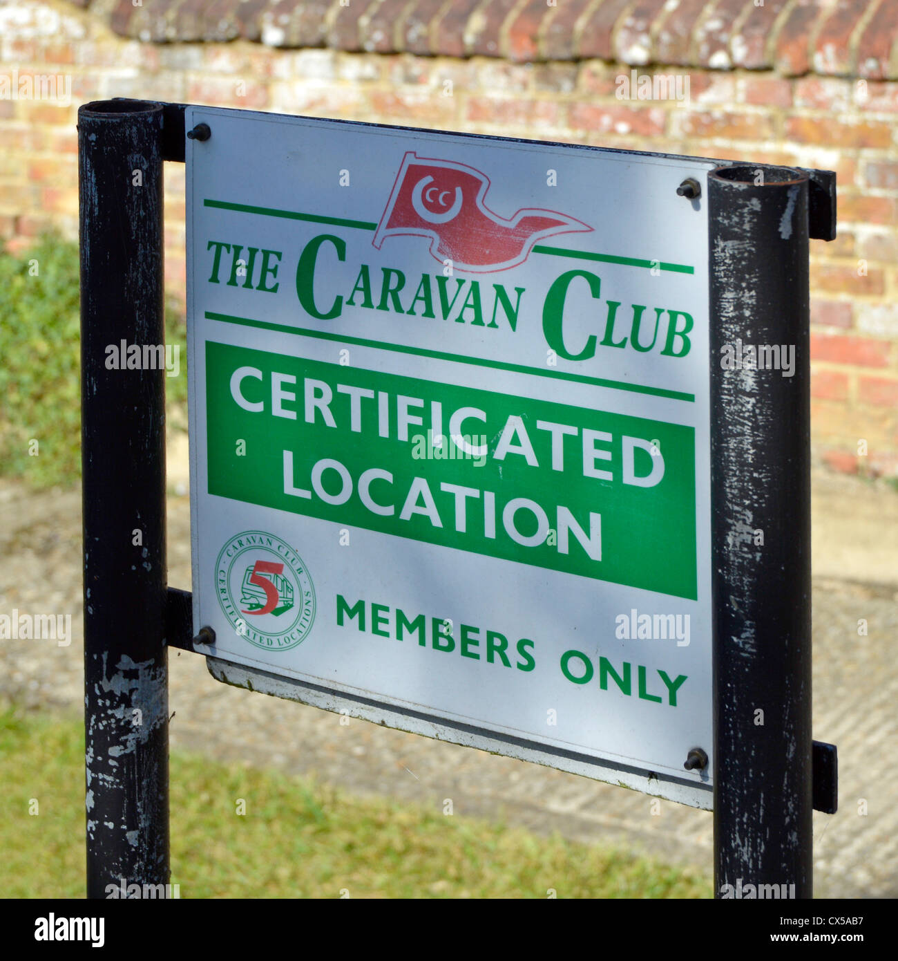 Zeichen für Caravan Club zertifizierten Standort erlaubt bis zu 5 Caravan Club Mitglieder rechtlich zu einem zugelassenen Ort Pluckley Kent England Großbritannien Stockfoto