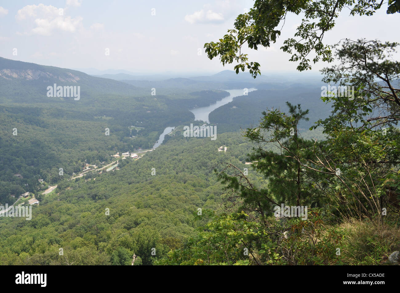 Ein Blick auf Lake Lure und Hickory Mutter Schlucht von Chimney Rock. Stockfoto