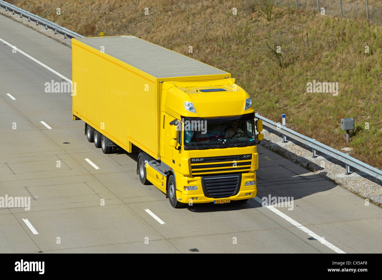 Unmarkierte kontinentalen linken Laufwerk Daf LKW auf Autobahn Stockfoto