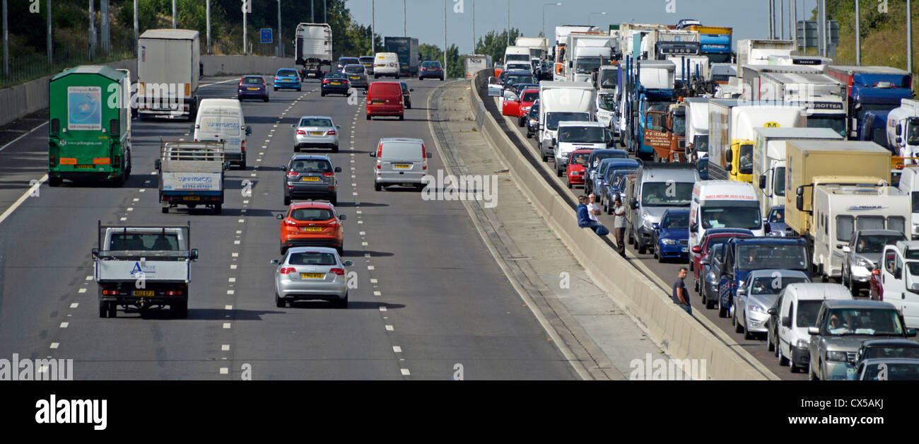 Ruhenden Verkehr festgefahrene auf vier Fahrspuren der M25 moto Stockfoto