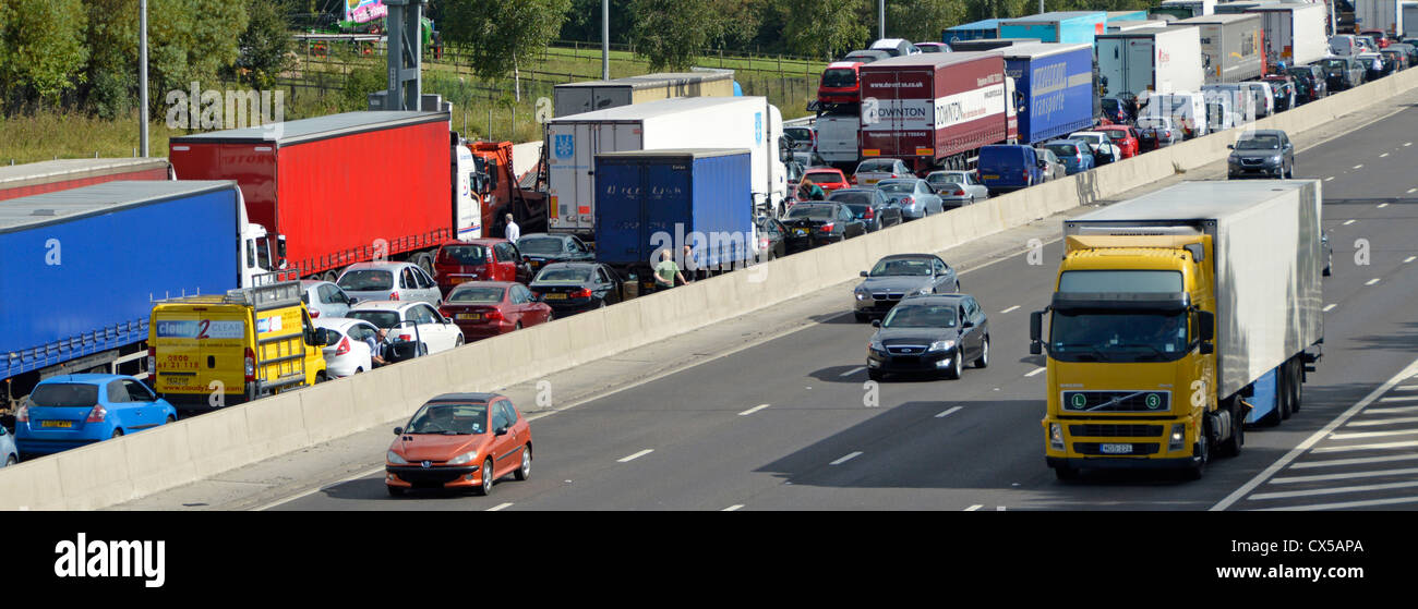 Ruhenden Verkehr festgefahrene auf vierspurigen im Uhrzeigersinn M25 Autobahn mit gegen den Uhrzeigersinn Route frei bewegen (einige verdeckt Platten) Stockfoto