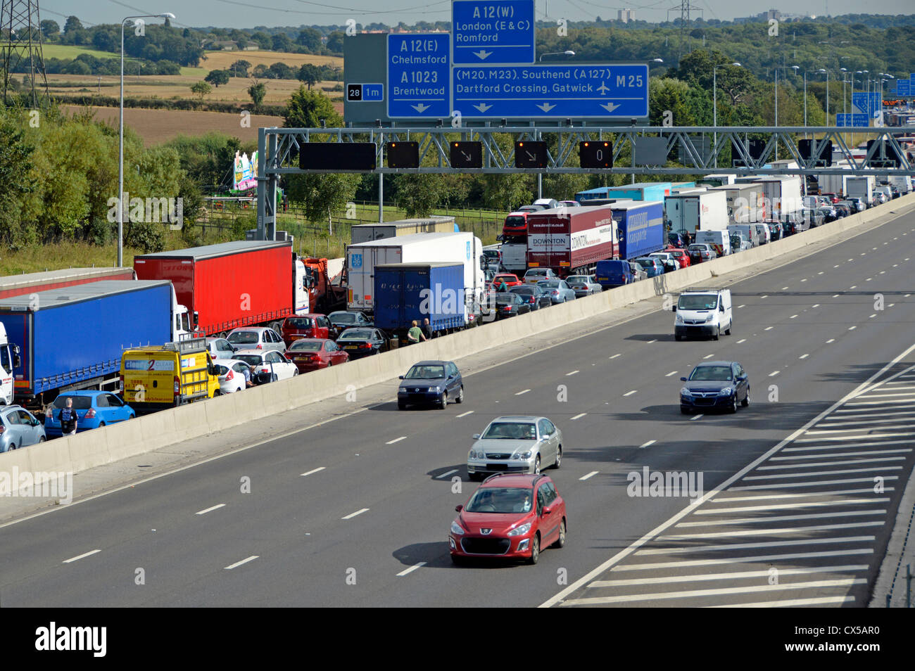 Ruhenden Verkehr festgefahrene auf vierspurigen im Uhrzeigersinn M25 Autobahn mit gegen den Uhrzeigersinn Route frei bewegen (einige verdeckt Platten) Stockfoto