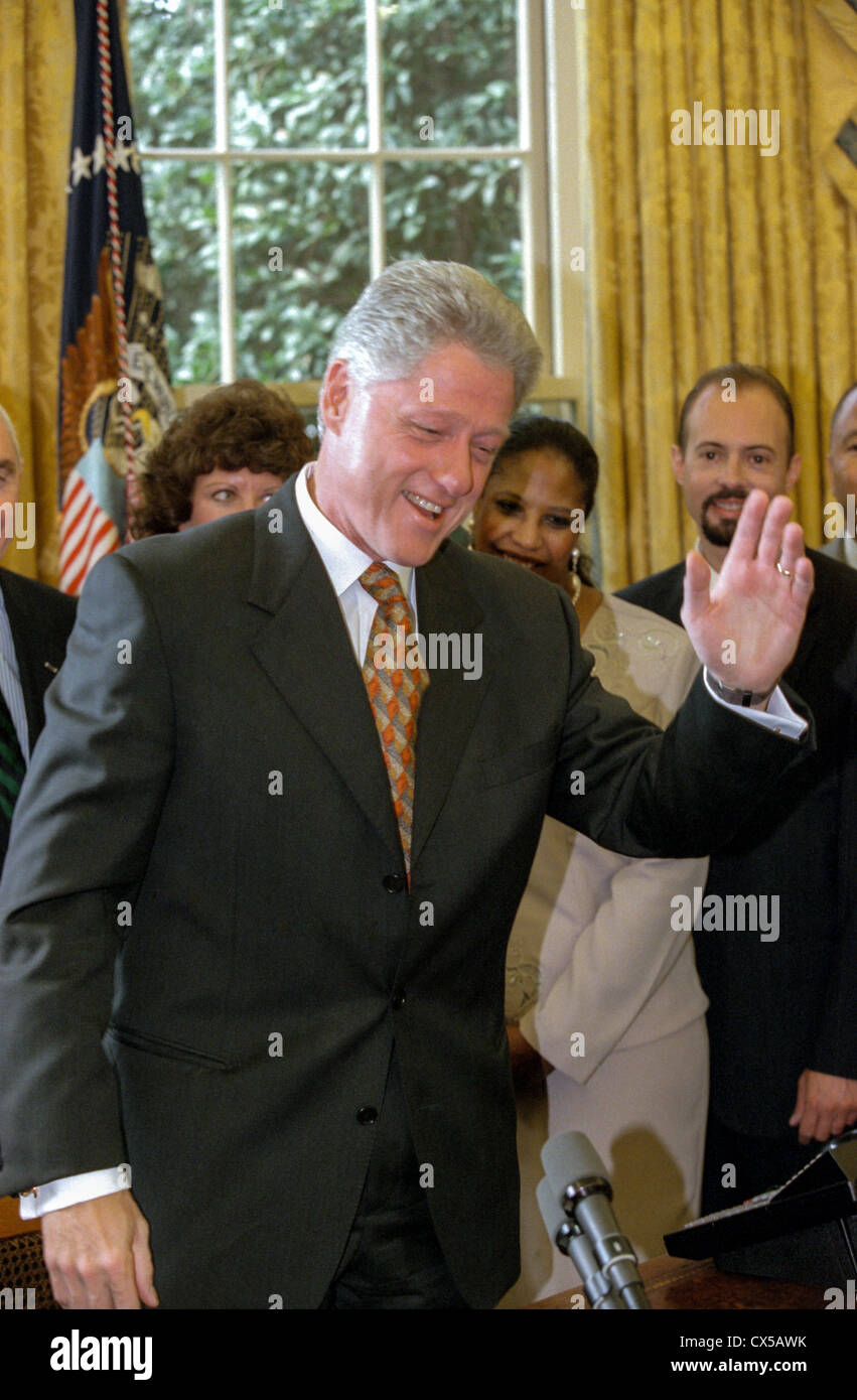 US-Präsident Bill Clinton nach seiner wöchentlichen Radioansprache im Oval Office des weißen Hauses 12. September 1998 in Washington, DC. Der Präsident seine Radio-Adresse helfen Gemeinschaften zu halten Kinder Drug-Free als geliefert uns Medikament Zar, Barry McCaffrey hinter zusammen mit anderen Führern steht. Stockfoto