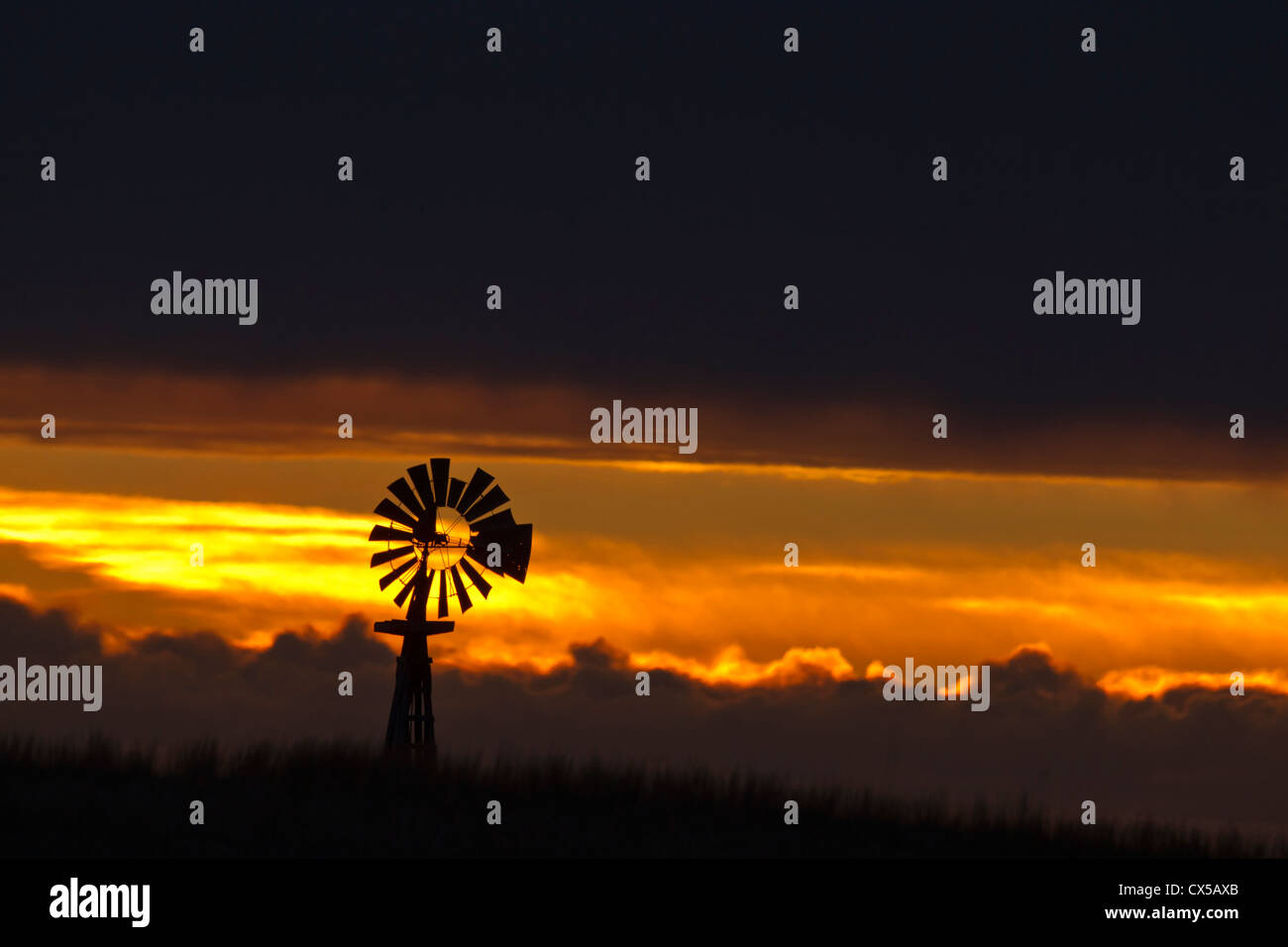 Windmühle Slihouetted gegen den Sonnenuntergang in der Sandhills Region Loup County, Nebraksa, USA Stockfoto