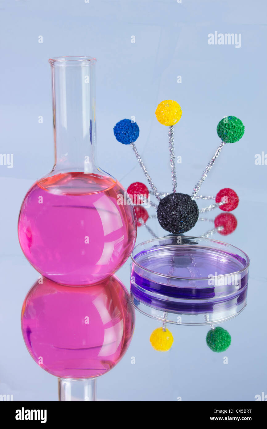 rosa Blitz mit Molekülmodell und Petrischale mit Reflexionen Stockfoto