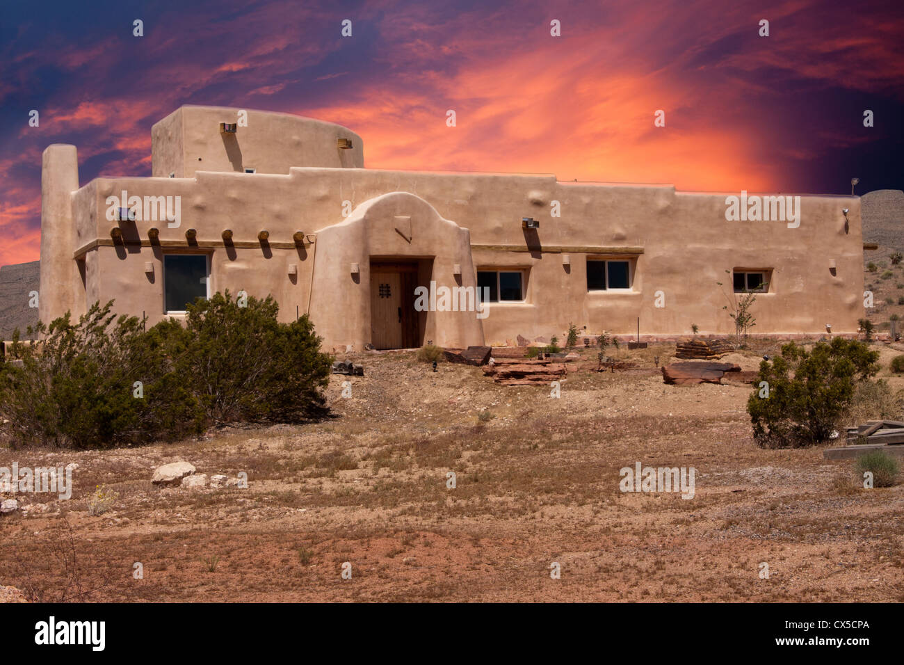 Adobe-Haus in der Wüste von Nevada mit dramatischen Sonnenuntergang Stockfoto