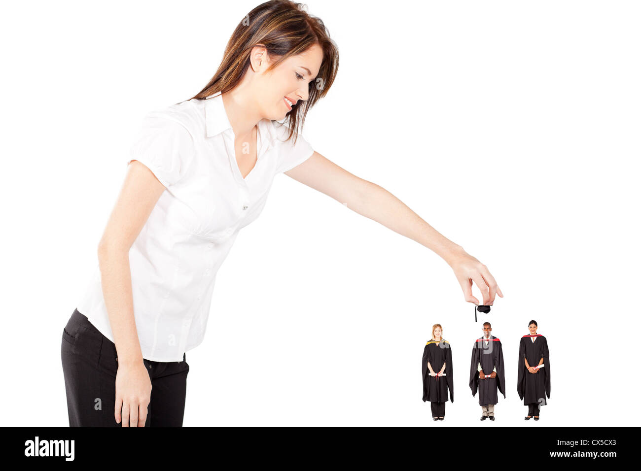 lustige Abschluss - junge Frau Absolventen Kappe aufsetzen Stockfoto