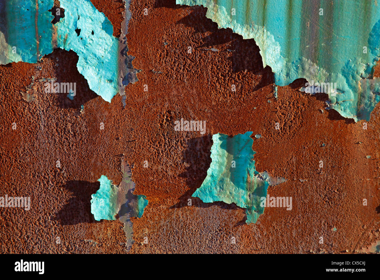 Verrostete Metallwand mit grüner Farbe Stockfoto