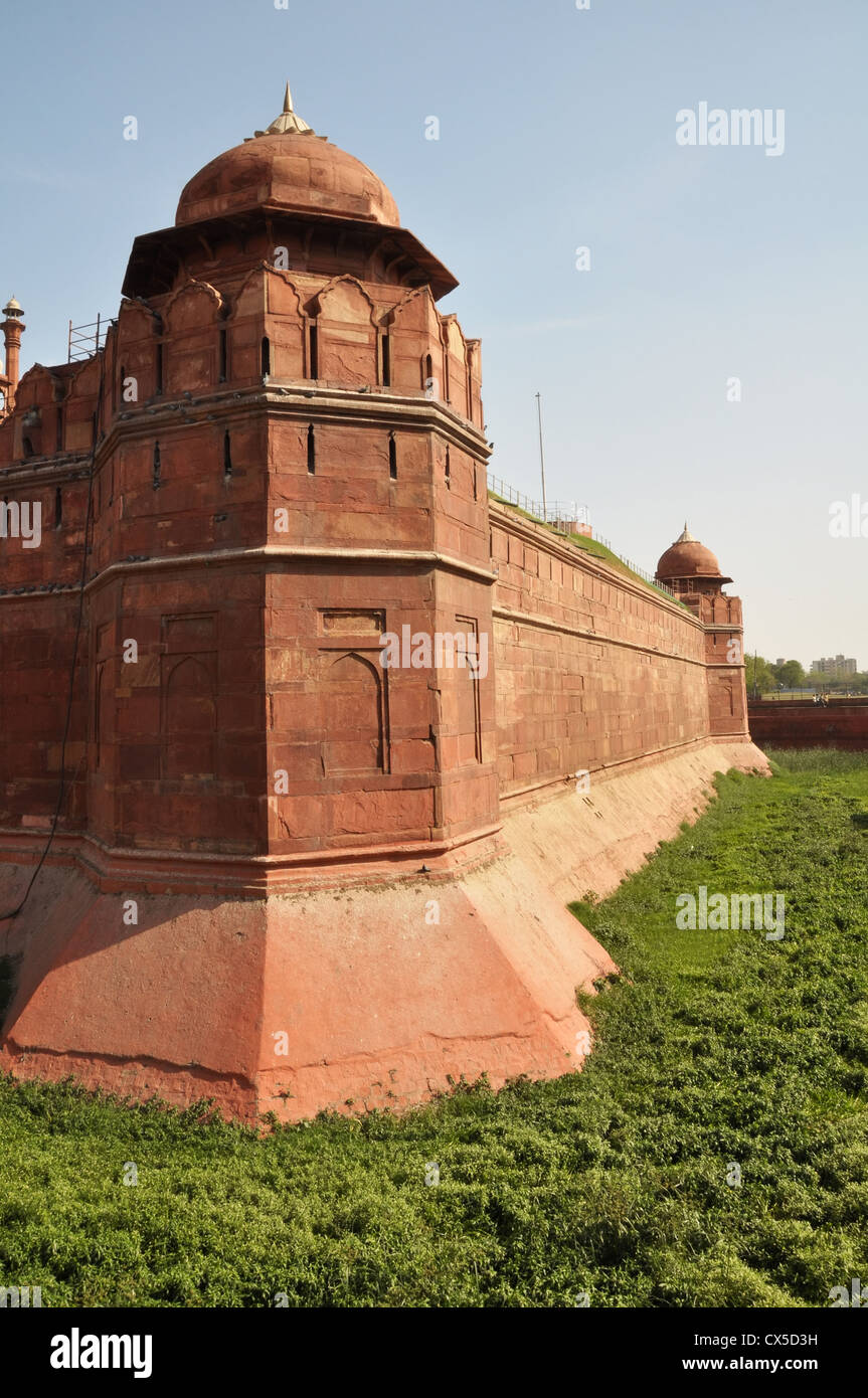 Die massiven Steinwände des Roten Forts in Old Delhi. Von der Moghul-Reich im Jahre 1648 gebaut. Stockfoto