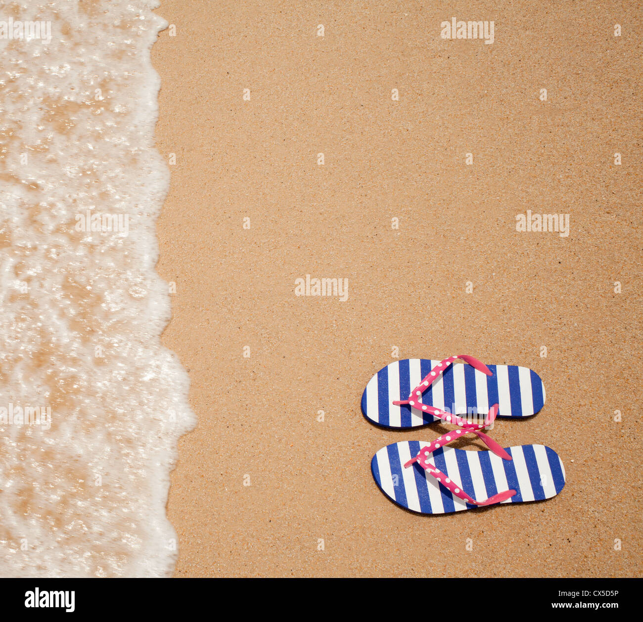 Bunte Flipflop paar am Meer Strand Ansicht von oben Stockfoto