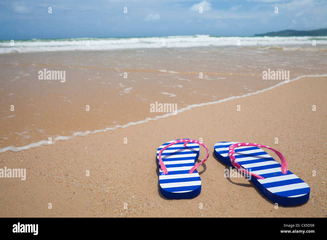 Bunte Flipflop Schuhe am Strand. Ferienkonzept. Stockfoto