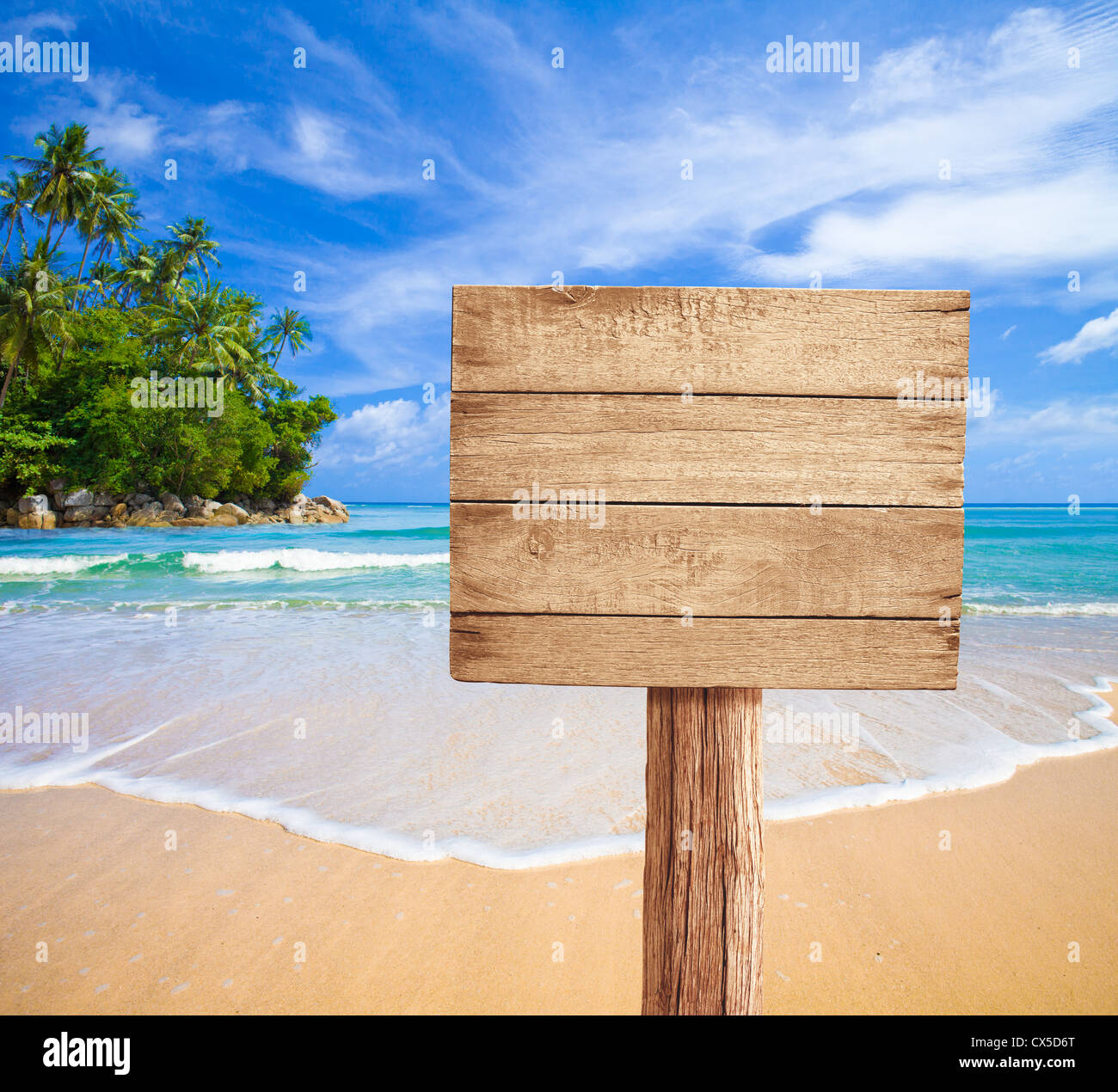 hölzerne Schild am tropischen Strand Stockfoto