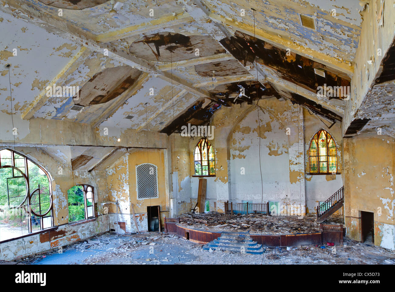 Weitwinkelaufnahme einer verlassenen Kirche in Detroit Michigan. Die Farbe ist Peeling und Wänden bröckelt. Stockfoto