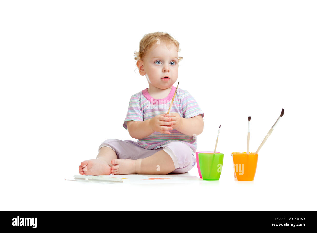 Kinder malen mit Pinsel Stockfoto