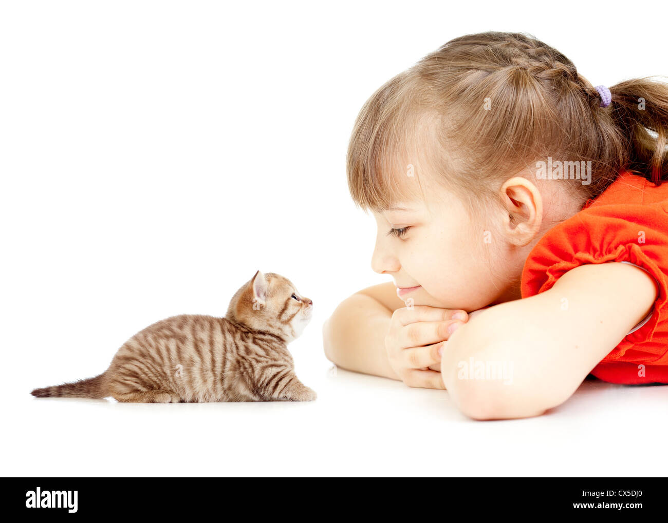 Kleines Mädchen mit Kätzchen zusammen am Boden liegend von Angesicht zu Angesicht Stockfoto