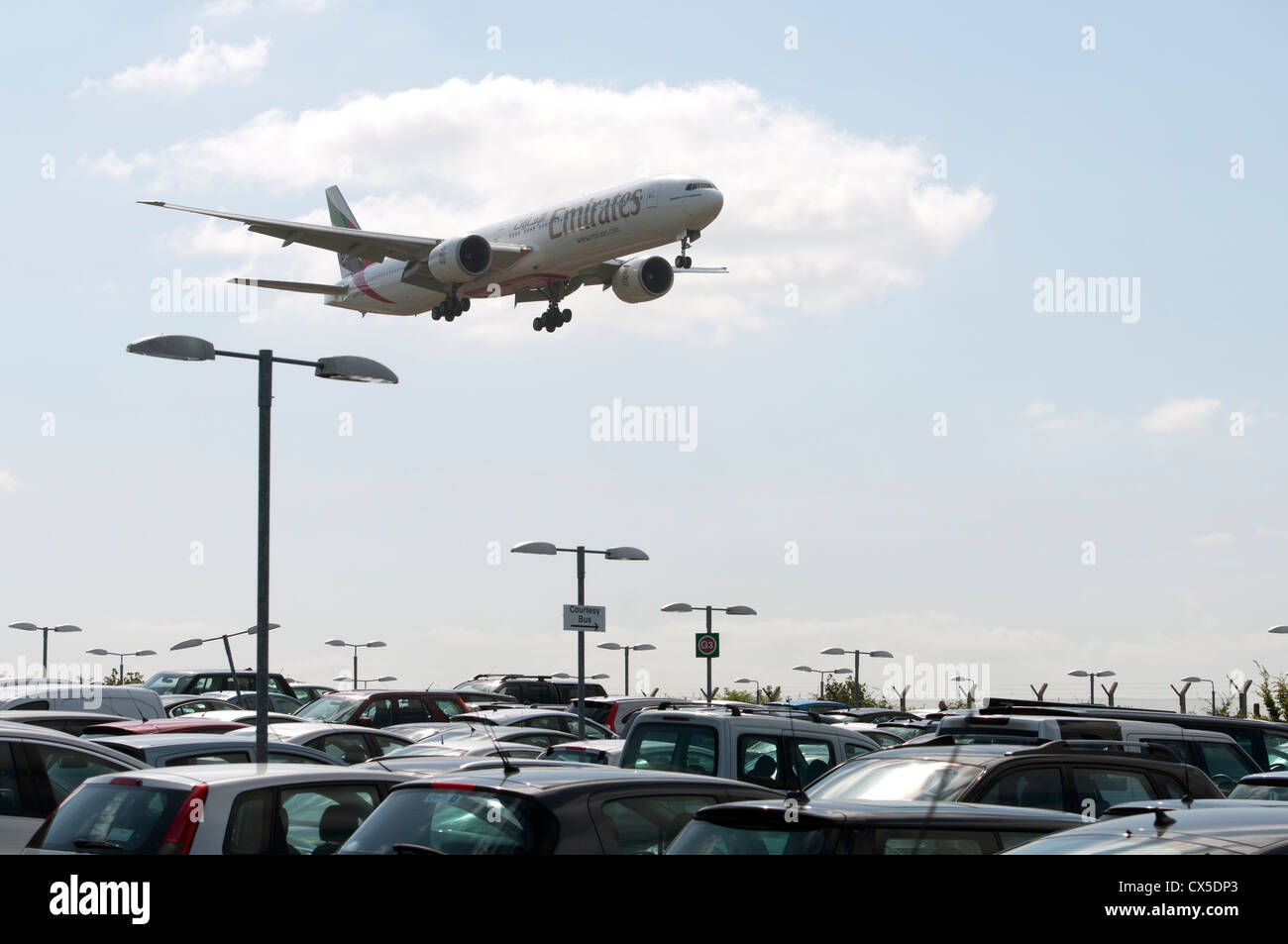 Emirates Boeing 777 Flugzeug Ankunft am Flughafen Birmingham Stockfoto