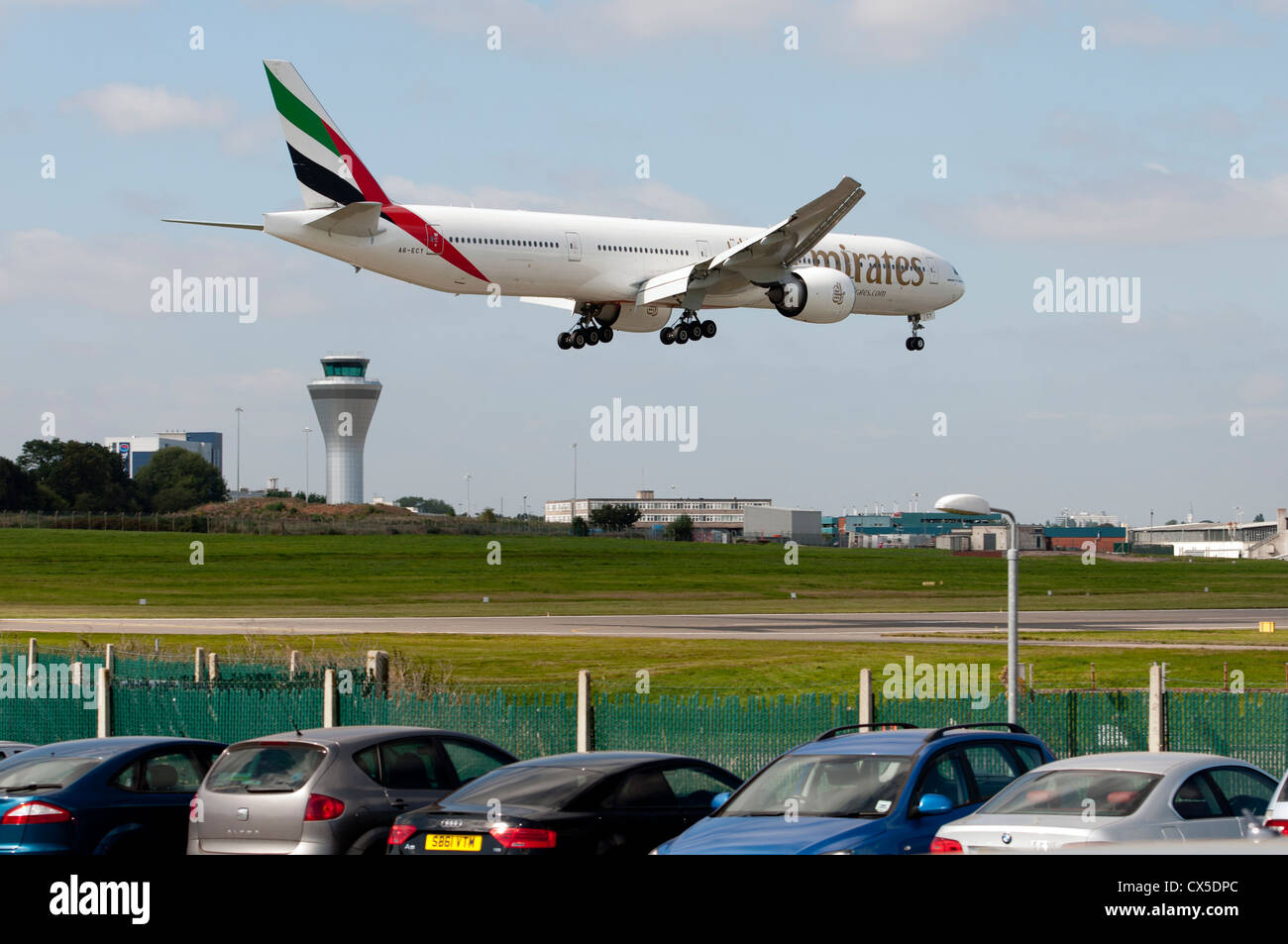 Emirates Boeing 777 Flugzeug landet auf dem Flughafen Birmingham Stockfoto
