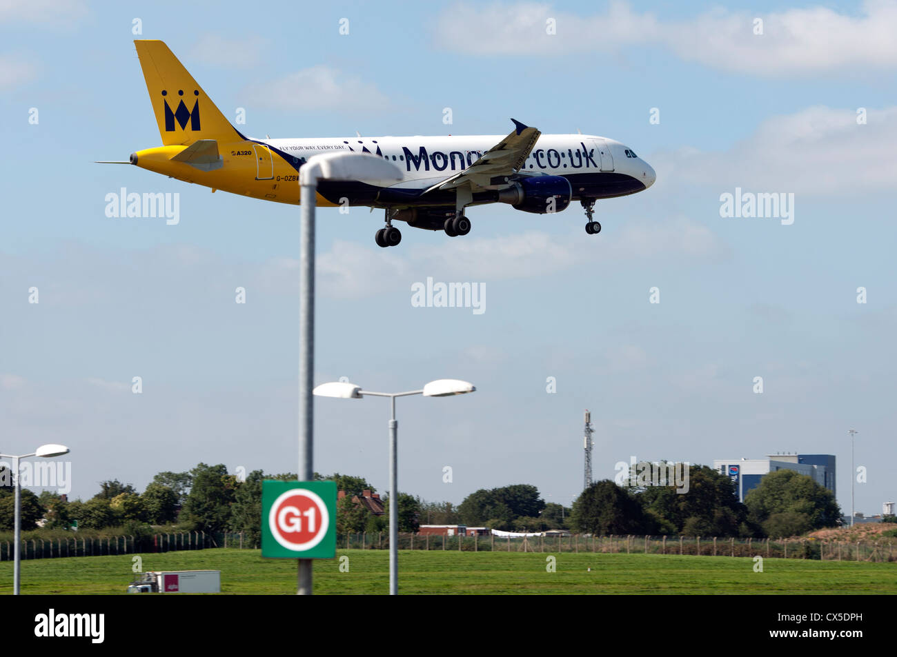 Monarch Airbus A320 Landung am Flughafen Birmingham Stockfoto